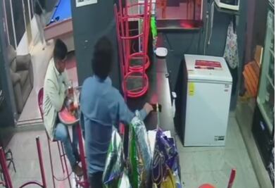 Video: Destituyen a dos funcionarios de San Agustín Tlaxiaca por robar un celular