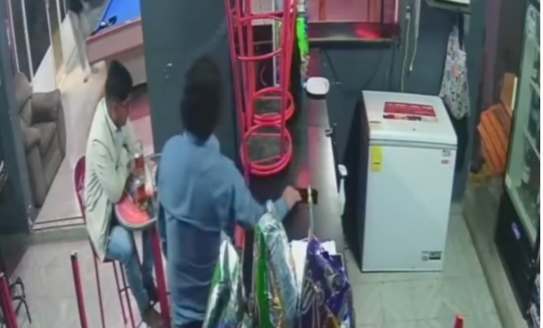 Funcionarios del ayuntamiento de San Agustín Tlaxiaca fueron captados mientras robaban un celular I Foto:toma de video