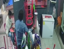 Video: Destituyen a dos funcionarios de San Agustín Tlaxiaca por robar un celular