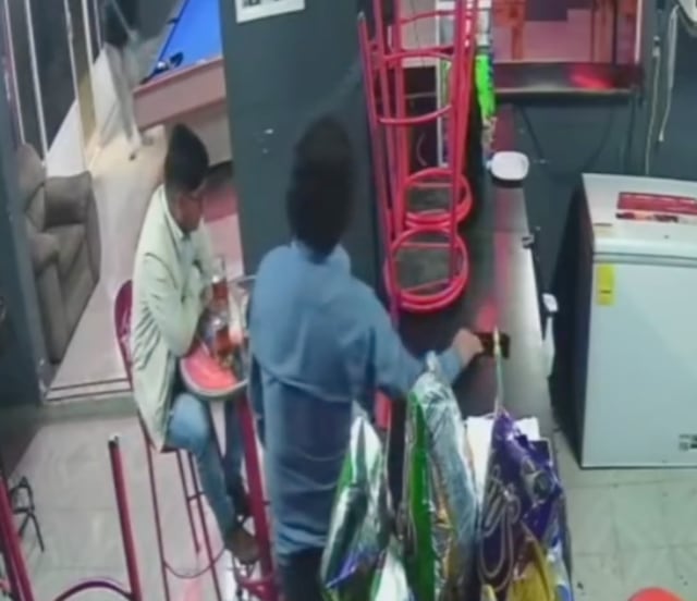 Video: Destituyen a dos funcionarios de San Agustín Tlaxiaca por robar un celular