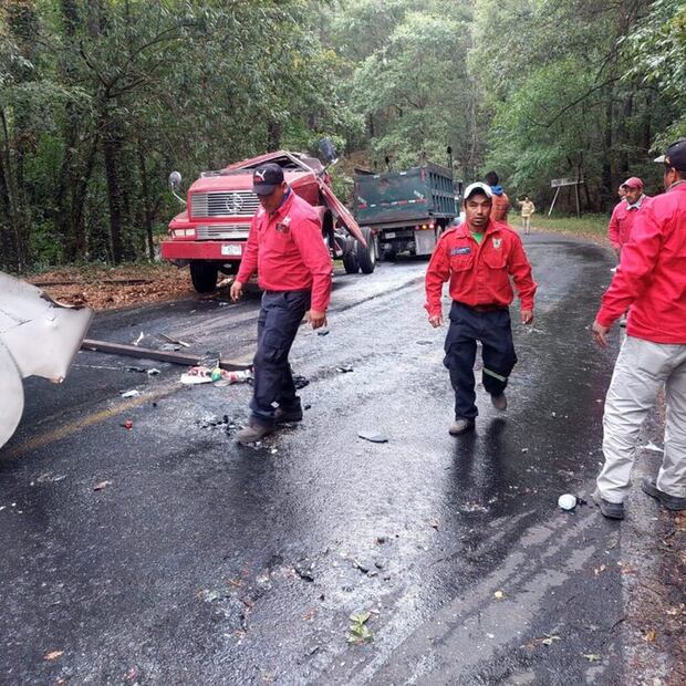Vuelca pipa de agua en la carretera a El Chico y deja bloqueados los accesos | Foto: Especial