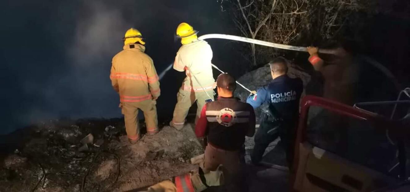 Apagan incendio de 100 llantas en Mixquiahuala | Foto: Especial