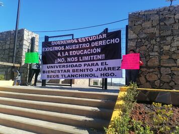 Alumnos cierran Universidad Bienestar en Tlanchinol