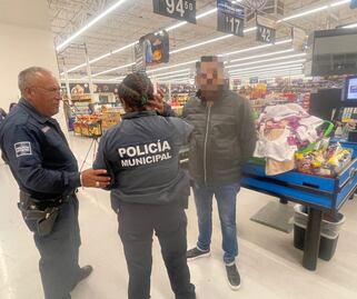 Fardero detenido en Walmart de Pachuca con miles de pesos en lencería