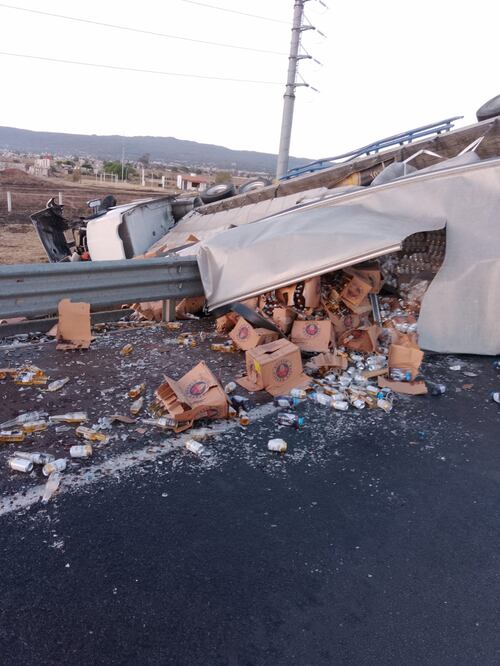 Choque de tráiler que transportaba Cervezas con auto deja una persona sin vida I Foto: Especial