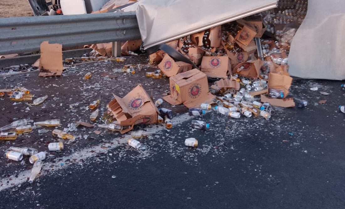 Choque de tráiler que transportaba Cervezas con auto deja una persona sin vida I Foto: Especial