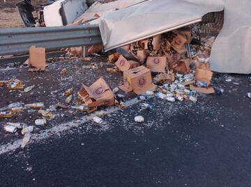 Galería: Choque entre un tráiler que transportaba cervezas y un auto deja sin vida a un hombre en la México-Tuxpan