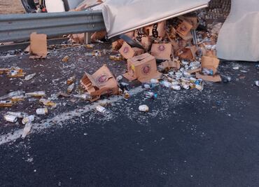 Galería: Choque entre un tráiler que transportaba cervezas y un auto deja sin vida a un hombre en la México-Tuxpan