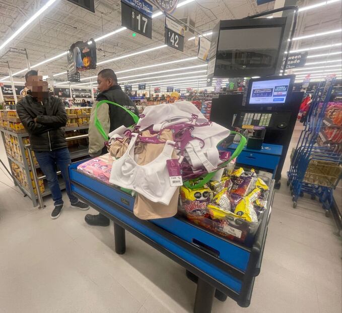 Fardero detenido en Walmart de Pachuca con miles de pesos en lencería | Foto: Especial