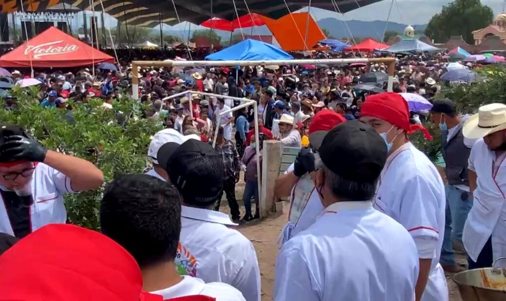 Los asistentes pudieron disfrutar de la denominada barbacoa más grande de México, en la cual se utilizaron más de 65 borregos, además de 200 pollos que fueron preparados estilo ximbo, acompañados de 1500 litros de consomé, los cuales fueron distribuidos de manera gratuita I Foto: Especial