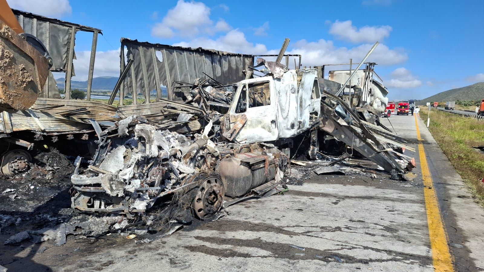 Choque de tráileres provoca incendio y cierre total de la circulación ...