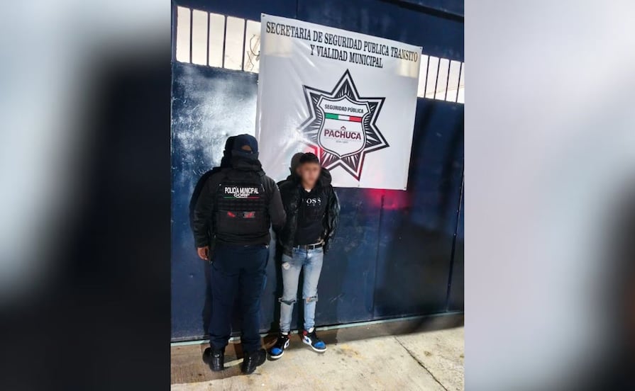Motociclista con orden de aprehensión intenta escapar de policías en Pachuca y termina accidentado
