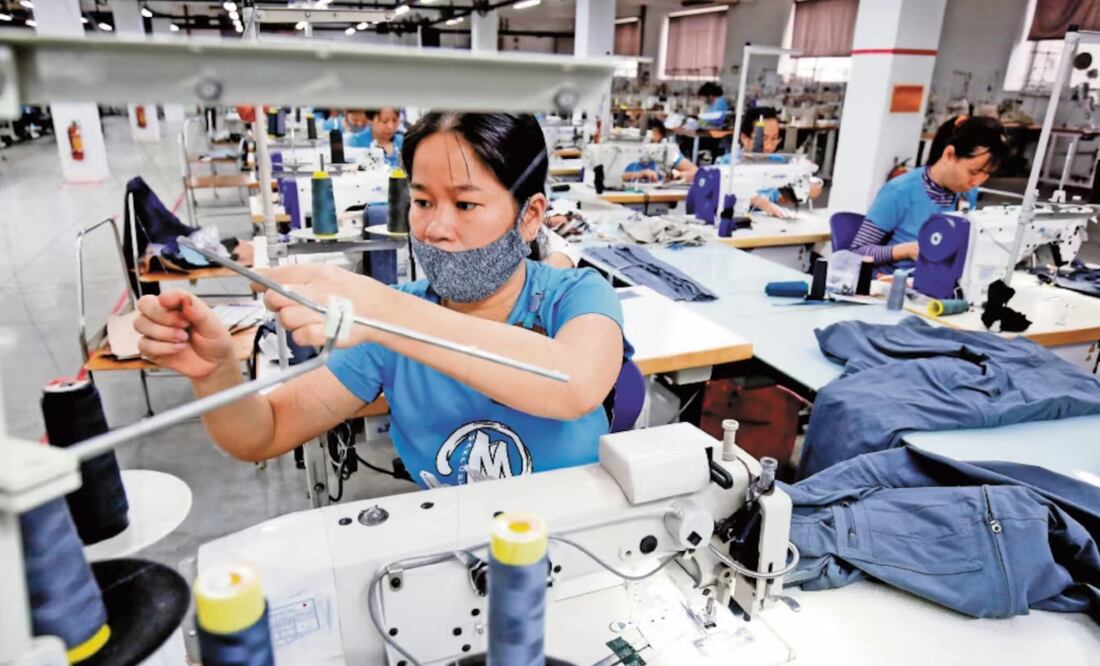 El secretario de Economía, Marcelo Ebrard, informó que se publicará un decreto por el cual se impondrán aranceles de 35% a confecciones agrupadas en 138 fracciones arancelarias y 15% a telas de 17 fracciones arancelarias. Foto: Archivo/El Universal