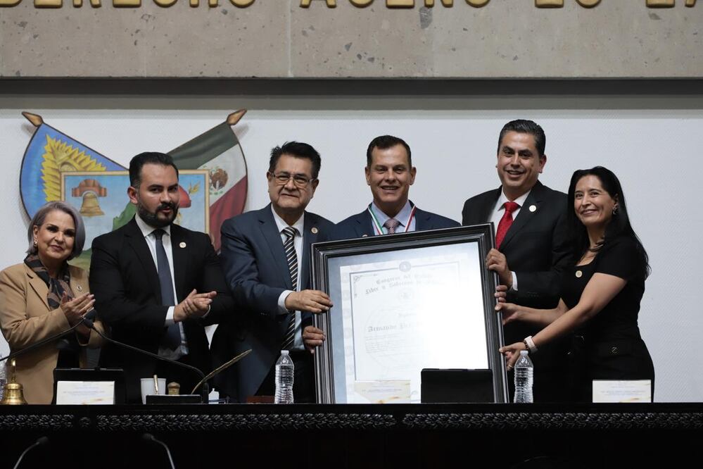 Entrega de la Presea Pedro María Anaya 2024 que otorga el congreso local al artista plástico  Armando Peñafiel 
Foto: Luis Soriano
