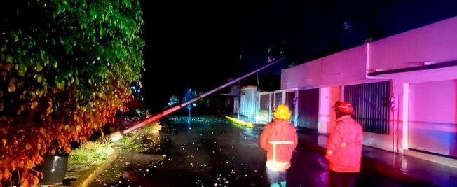 Fuertes rachas de viento y lluvia dejan afectaciones en viviendas