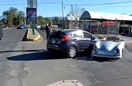 “Santo trancazo”: chocan Porsche similar al de El Santo en Tulancingo