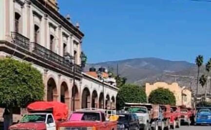 Transportistas de Zimapán protestan frente a la presidencia para exigir maquinaria vial