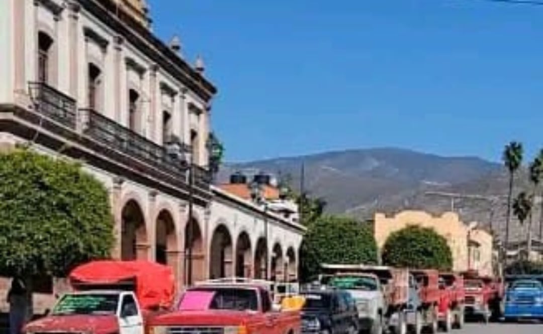 Transportistas protestan en Zimapán | Foto: especial