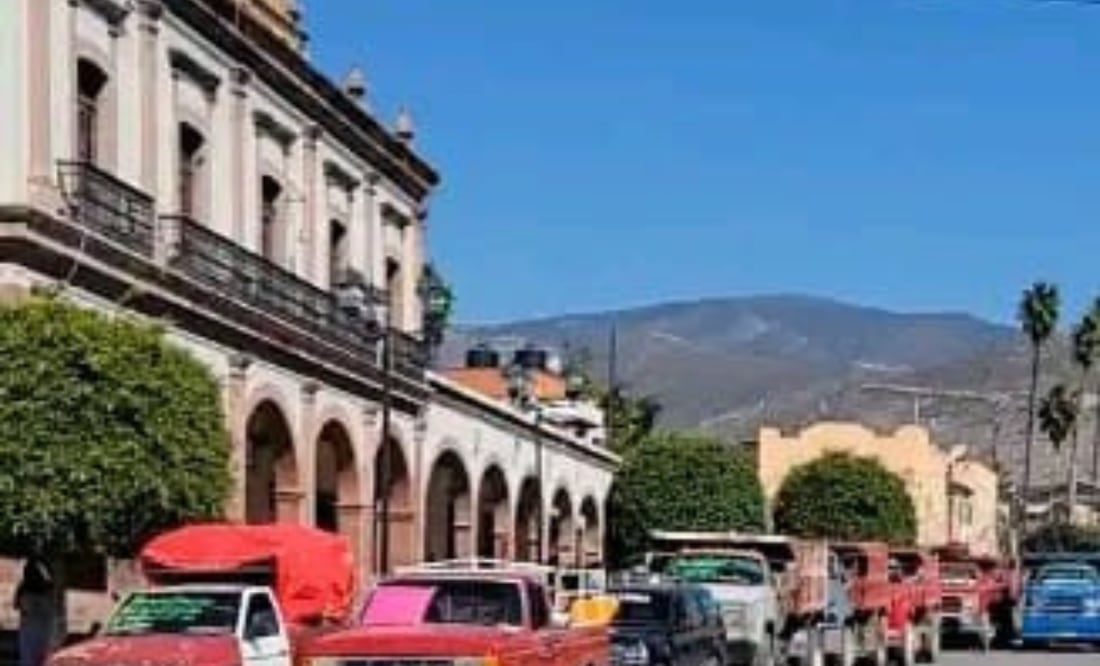 Transportistas protestan en Zimapán | Foto: especial