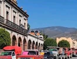 Transportistas de Zimapán protestan frente a la presidencia para exigir maquinaria vial