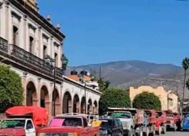 Transportistas de Zimapán protestan frente a la presidencia para exigir maquinaria vial