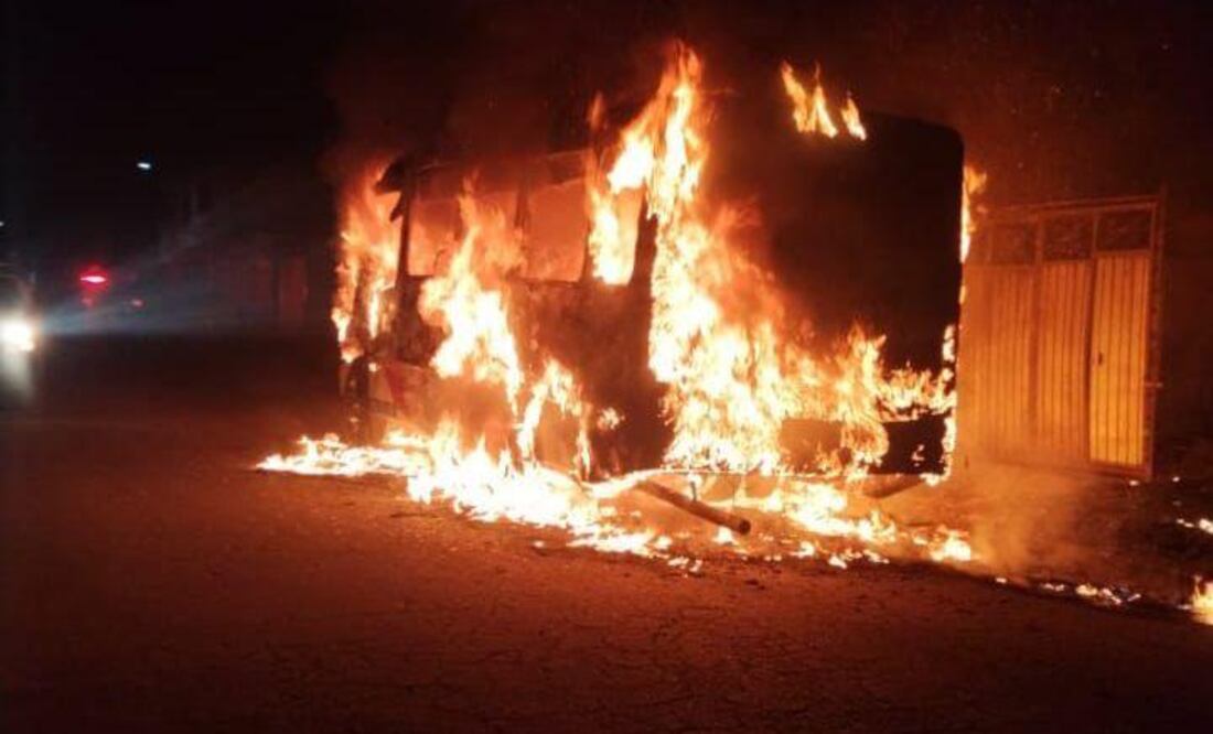 La quema de una unidad de transporte de la línea México – Tizayuca generó un paro de actividades de choferes de la ruta Foto: Especial