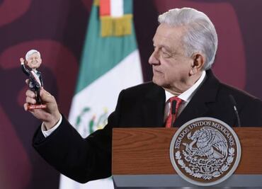 AMLO presume muñeco "cabezón" y agradece a migrante que se lo regaló
