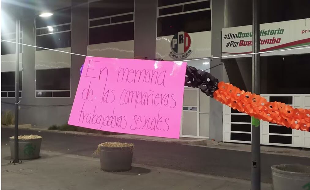 El Centro de Apoyo Trans y Lleca colocaron una ofrenda para recordar a las trabajadoras sexuales | Foto: El Universal