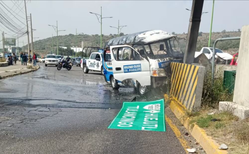 Incendio en transporte público en Mineral de la Reforma tras accidente en el Bulevar Luis Donaldo Colosio | Foto: Especial