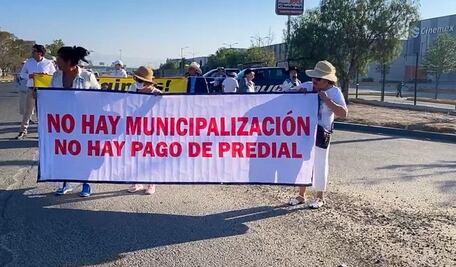 Vecinos de fraccionamientos bloquean la México-Pachuca; denuncian múltiples problemas 