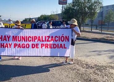 Vecinos de fraccionamientos bloquean la México-Pachuca; denuncian múltiples problemas